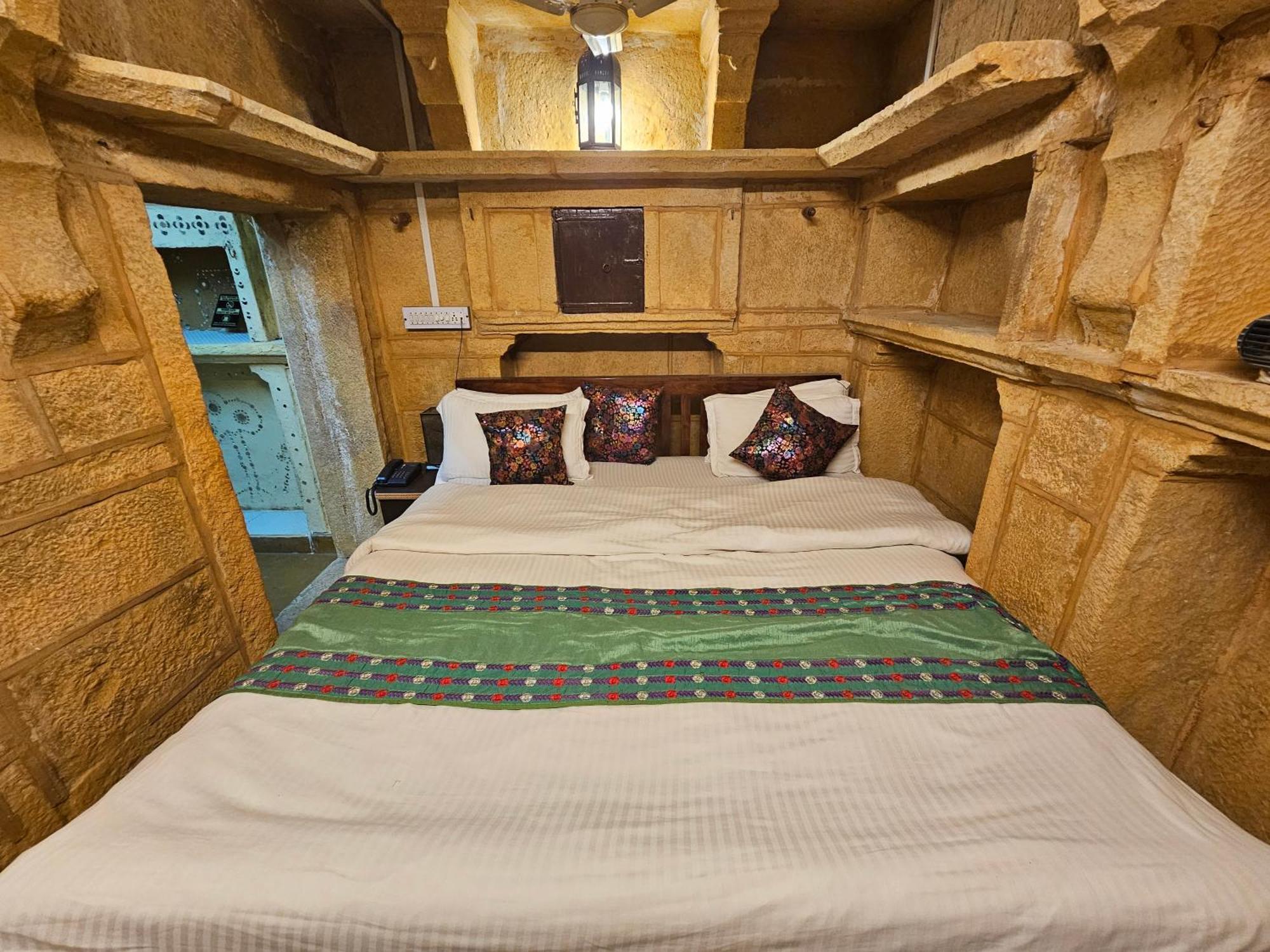 Desert Haveli Guest House Джайсалмер Стая снимка