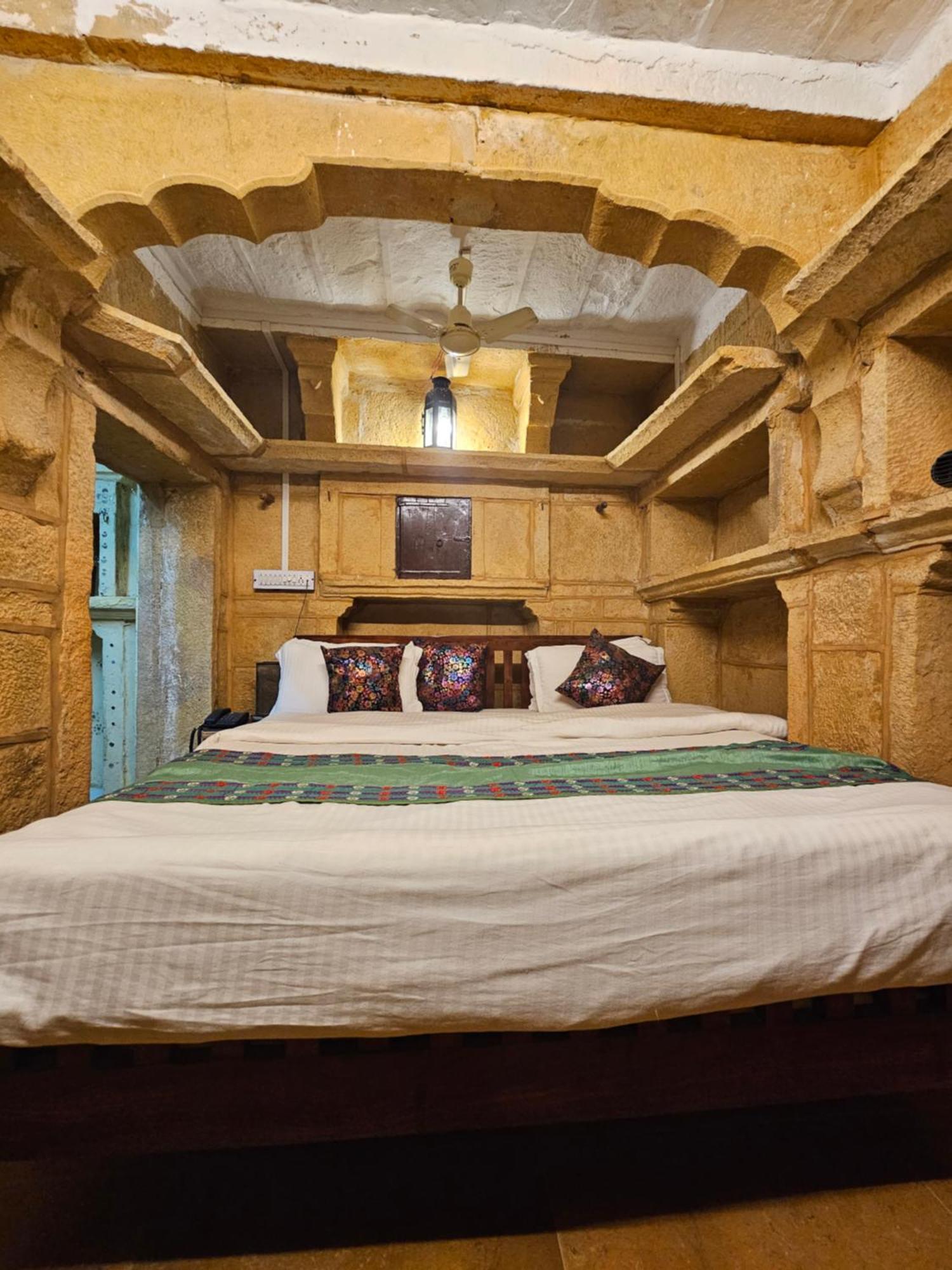 Desert Haveli Guest House Джайсалмер Стая снимка