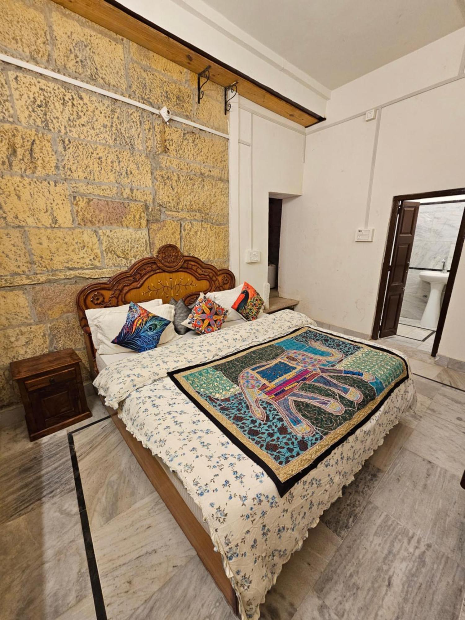Desert Haveli Guest House Джайсалмер Стая снимка