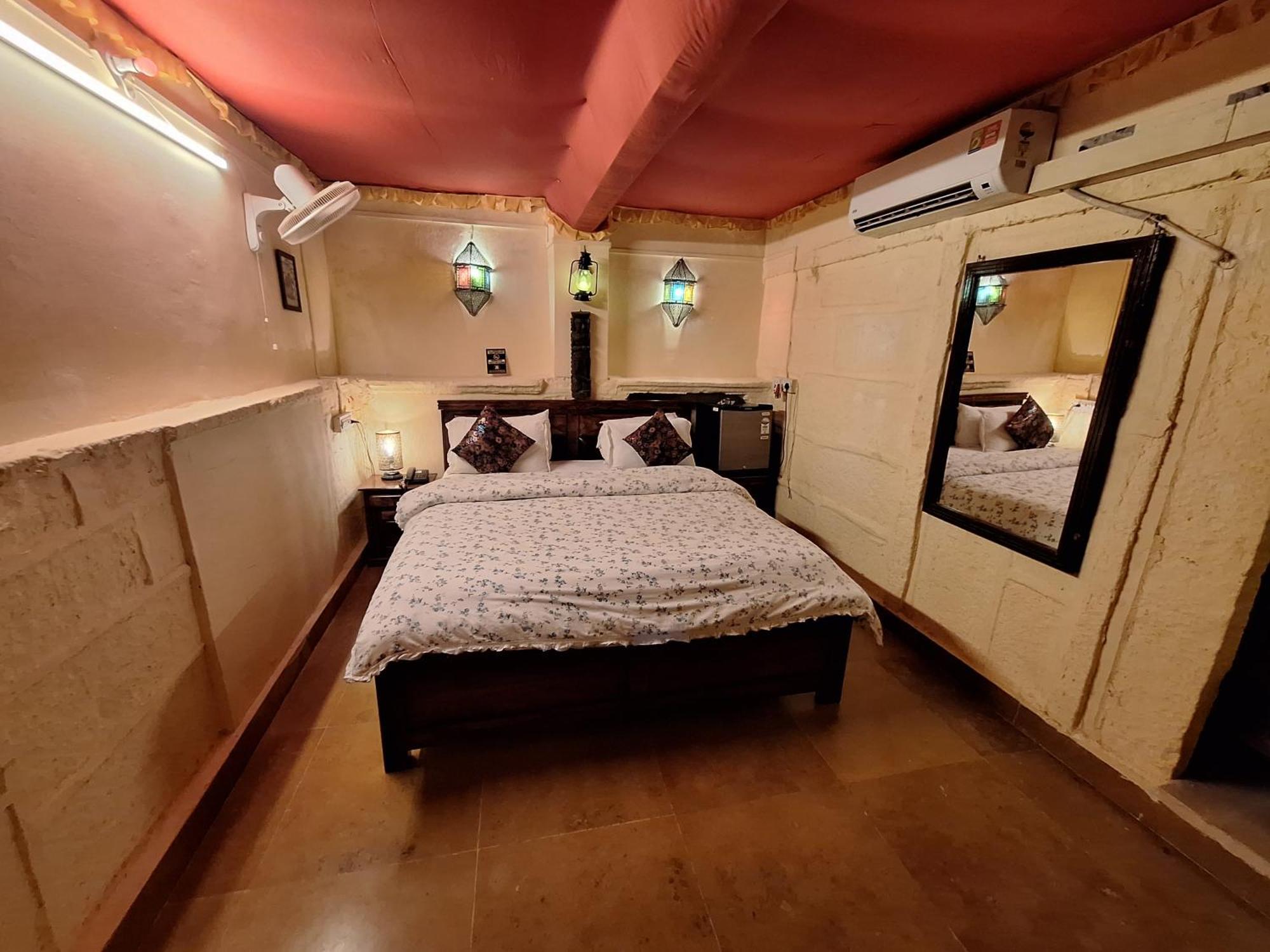 Desert Haveli Guest House Джайсалмер Стая снимка